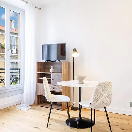 Charming Center 406 *