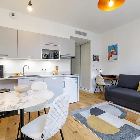 Διαμέρισμα Charming Center 406 *